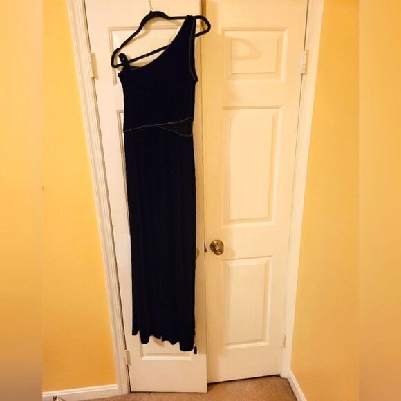 One shoulder velvet formal dress - Picture 2 of 7